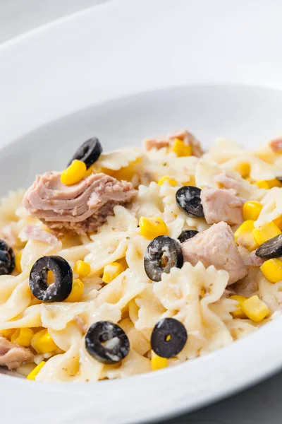 Macarrão Farfalle Com Atum Azeitonas Pretas Milho — Fotografia de Stock