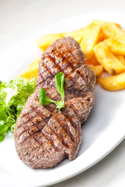 Filete Ternera Con Papas Fritas Caseras Ensalada Verduras — Foto de Stock