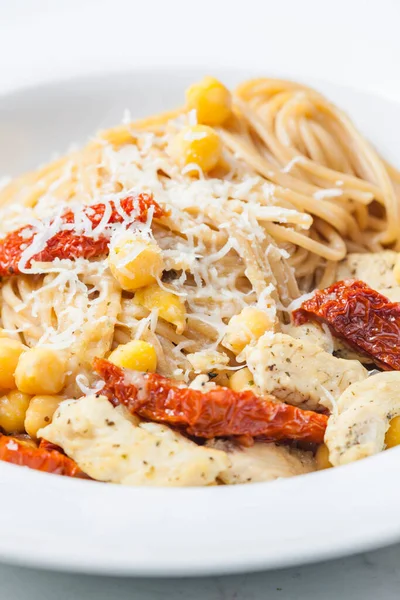 Spagetti Szárított Paradicsommal Csirkeborsóval — Stock Fotó