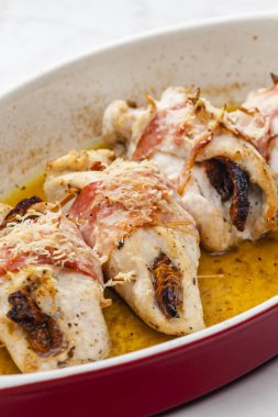 Domuz pastırmasında kurutulmuş domatesle doldurulmuş tavuk dürümü.