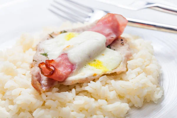 Carne Aves Assada Com Presunto Queijo Servido Com Arroz — Fotografia de Stock