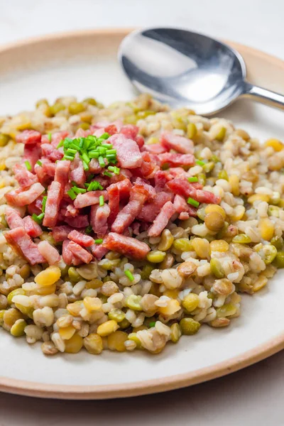 Mingau Legumes Com Bacon Frito Cebolinha — Fotografia de Stock