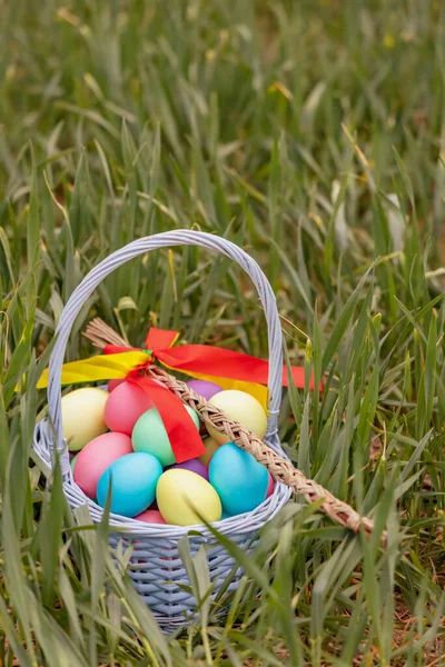 Wielkanoc Martwa Natura Kolorowych Jaj — Zdjęcie stockowe