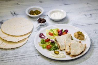tavuklu quesadilla pilav, fasulye, salata, chalapenos ve salsa