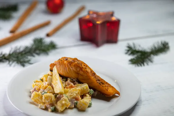 Traditionelles Weihnachtsessen Tschechien Lachsfilet Mit Kartoffelsalat — Stockfoto