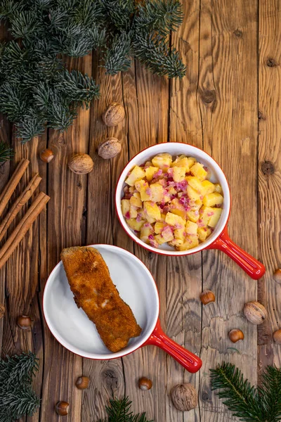 捷克共和国的传统圣诞晚餐 带有土豆沙拉的鲤鱼片 — 图库照片