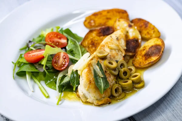 Pechuga Pollo Horno Salvia Con Salsa Oliva Verde Con Ensalada — Foto de Stock