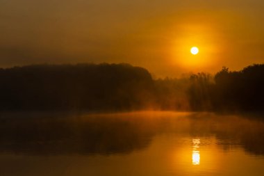 Kuzey Macaristan, Diosjeno yakınlarındaki Jenoi göletinde gün doğumu