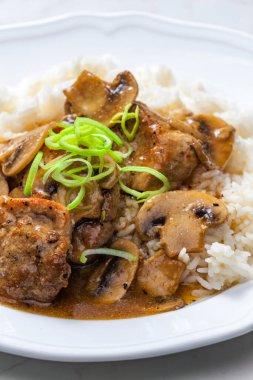 Mantarlı domuz eti ve pirinçli sos.