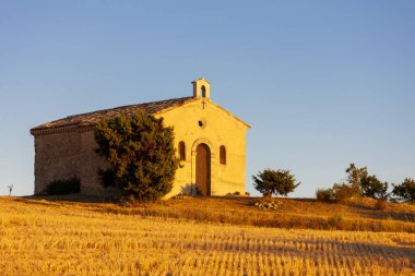 Lavanta tarlası olan şapel, Valensole Platosu, Provence, Fransa