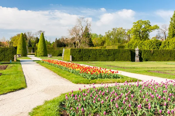 チェコ共和国レドニツェ宮殿の庭園 — ストック写真