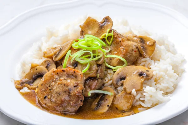 Mantarlı domuz eti ve pirinçli sos.