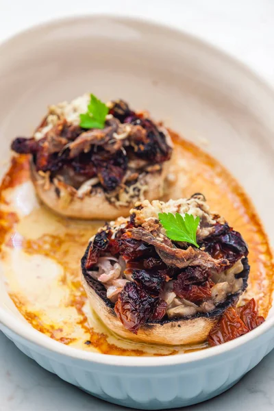 Champignongs Gefüllt Mit Zwiebeln Und Trockenen Tomaten — Stockfoto