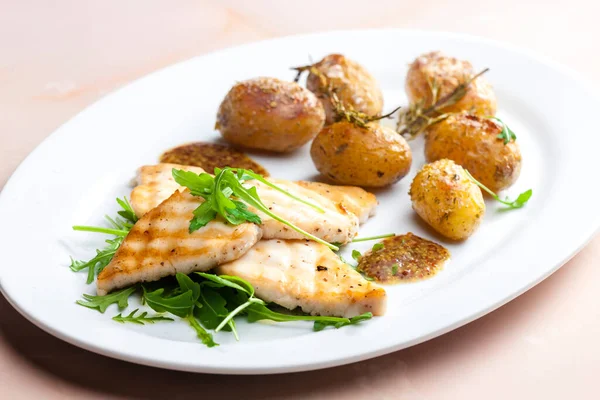 Poisson Grillé Avec Pommes Terre Grillées — Photo