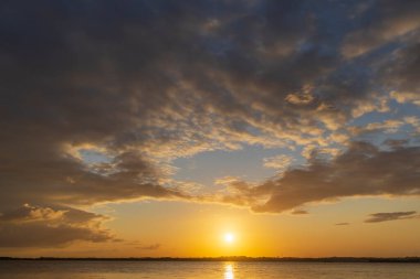 Gün batımından önce bulutlu güzel gökyüzü