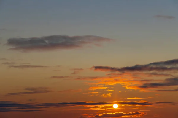 夕日の前に雲と美しい空 — ストック写真