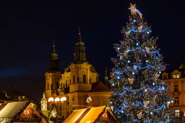 Çek Cumhuriyeti Prag 'daki Old Town Square' de Noel ağacı