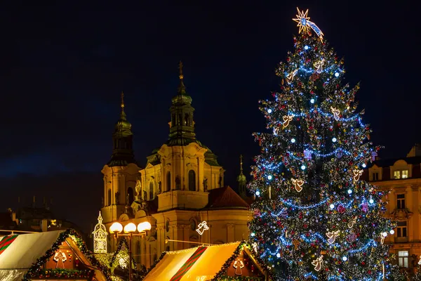 Árbol Navidad Plaza Ciudad Vieja Praga República Checa —  Fotos de Stock