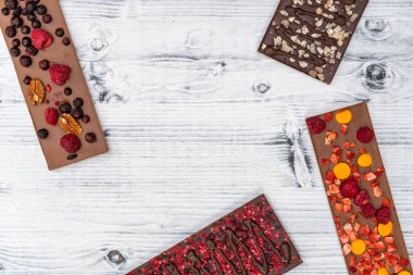 Değişik meyveli çikolatalı natürmort.