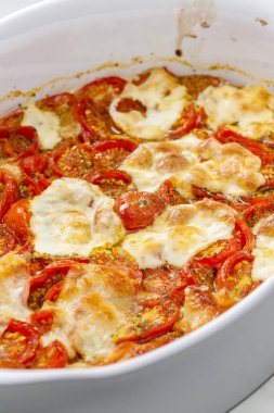 Domates ve mozzarella salatası.