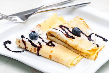 Yaban mersinli krep ve çikolata soslu