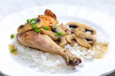 Mantarlı tavuk budu ve pilav.