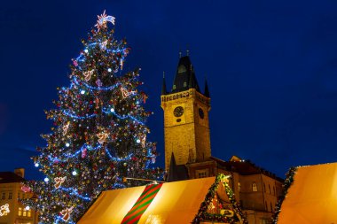 Çek Cumhuriyeti Prag 'daki Old Town Square' de Noel ağacı