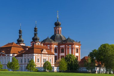 Marianska Tynice 'deki müze ve baleri. Barok Kilisesi ve Kilise Dekanı Ofisi 18. yüzyılda inşa edildi. Tynec, Çek Cumhuriyeti