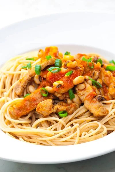 Špagety Drůbežím Masem Rajčatovou Omáčkou Fazolemi — Stock fotografie