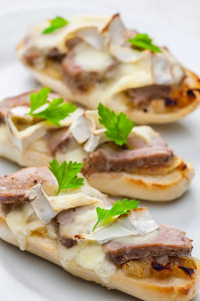 Baguette Horno Con Carne Cebolla Queso —  Fotos de Stock