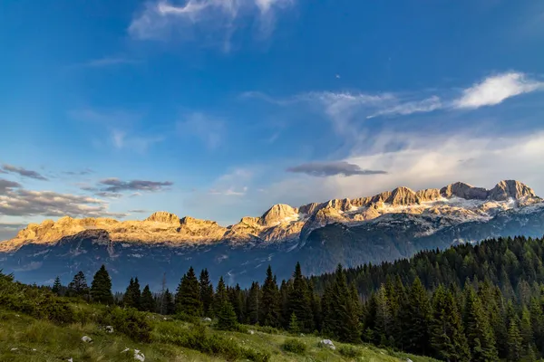 山の周りのイタリアとスロベニアの国境のドロマイトモンテ ウルツ山で2541 Mジュリアン アルプス — ストック写真