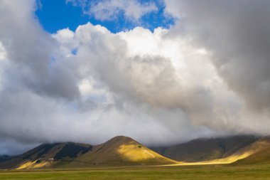 Ulusal Park Monte Sibillini 'deki Castelluccio köyü yakınlarındaki dramatik dağ manzarası, Umbria bölgesi, İtalya