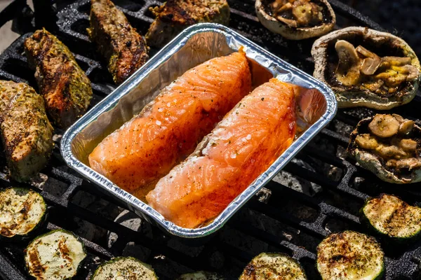 Carne Vitello Salmone Zucchine Alla Griglia Giardino Con Carbone — Foto Stock