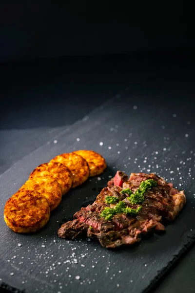 Hovězí Steak Bramborovými Placičkami Tmavém Pozadí — Stock fotografie