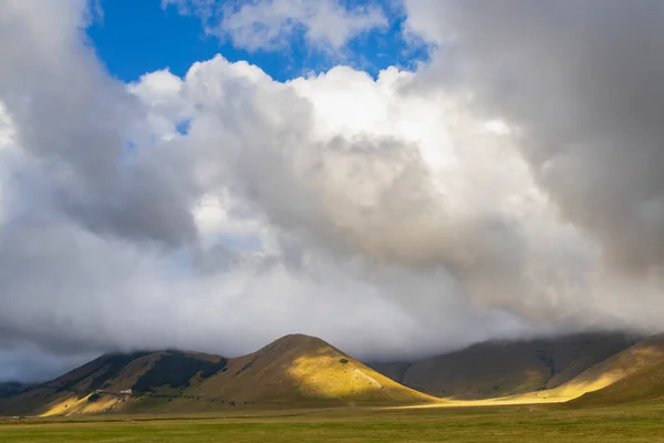 Dramatic Mountain Landscape Castelluccio Village National Park Monte Sibillini Umbria — Stock Photo, Image