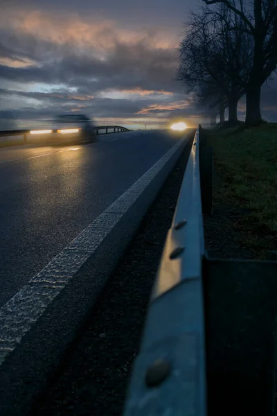 Auto Accese Crepuscolo Sulla Strada Principale — Foto Stock