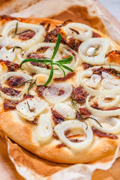 Hausgemachte Pizza Mit Sardellen Und Zwiebeln — Stockfoto