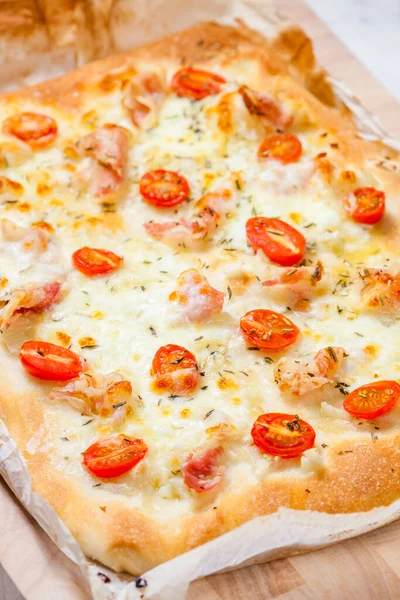 Hausgemachte Pizza Mit Garnelen Und Tomaten — Stockfoto