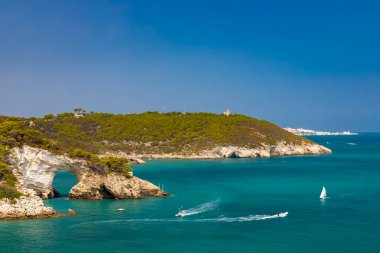 Vieste yakınlarındaki Arco di San Felice, Ulusal Park Gargano, Apulia, İtalya