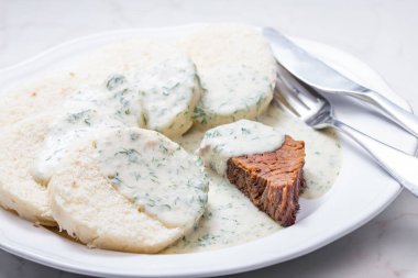 Dereotu soslu sığır eti ve börek.