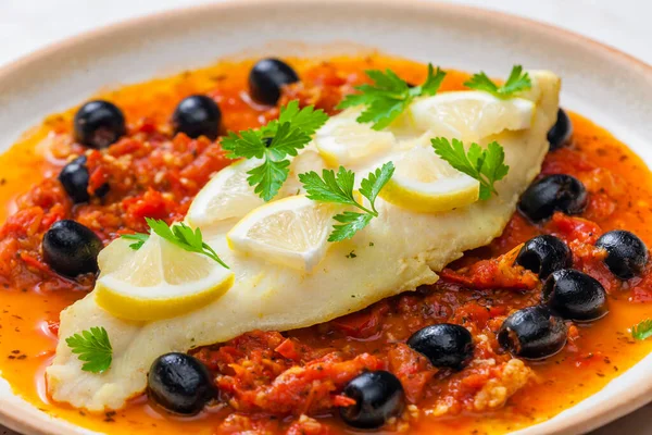 Kabeljauw Tomatensaus Met Zwarte Olijven — Stockfoto