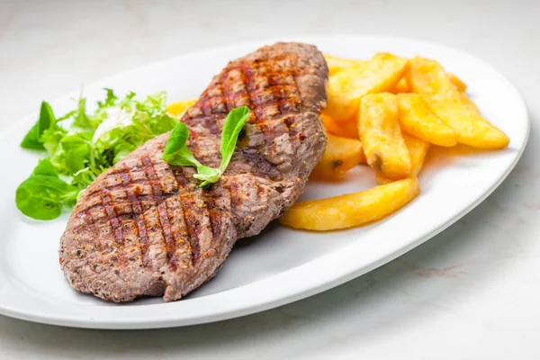 Hovězí Steak Domácími Hranolky Zeleninovým Salátem — Stock fotografie