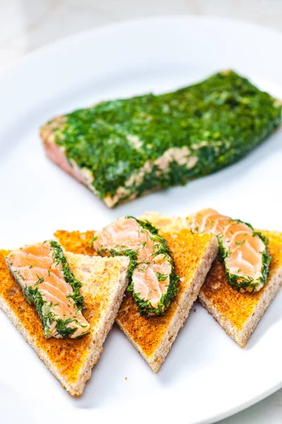 Marinierter Lachs Dill Auf Toastbrot — Stockfoto