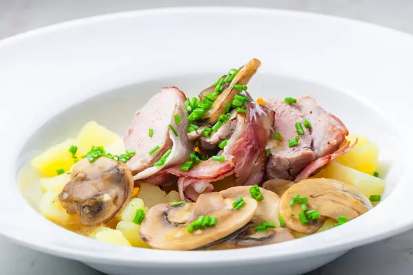 Kalbsbrötchen Speck Mit Pilzsoße Und Kartoffeln — Stockfoto