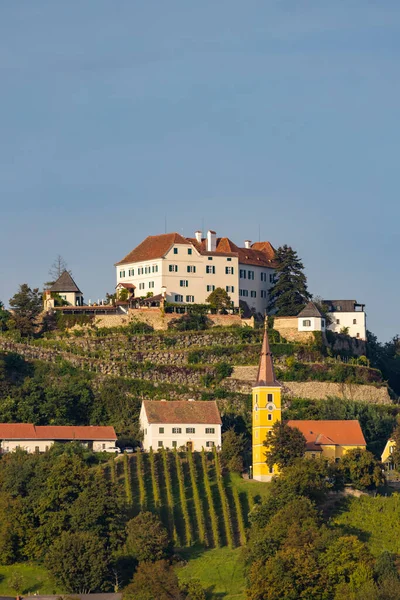 Kapfenstein Slott Och Kyrka Med Vingård Steiermark Österrike — Stockfoto