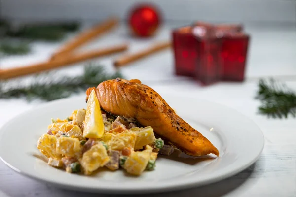 捷克共和国的传统圣诞晚餐 带有土豆沙拉的鲑鱼片 — 图库照片