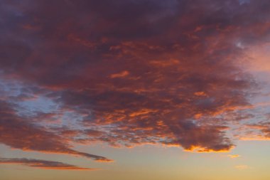 Gün batımından önce bulutlu güzel gökyüzü