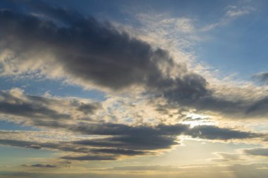 Arka planda bulutlar olan mavi gökyüzü