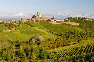 Serralunga d 'Alba köyü ve muhteşem Langa, İtalya manzarası