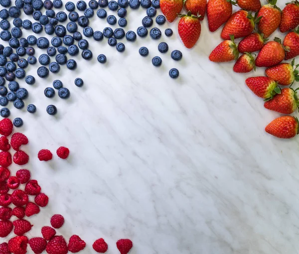 Stillleben Mit Blaubeeren Erdbeeren Und Himbeeren Auf Weiß Gemustertem Hintergrund — Stockfoto
